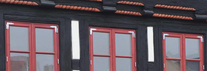 Fenêtres rouge sur maison à colombage